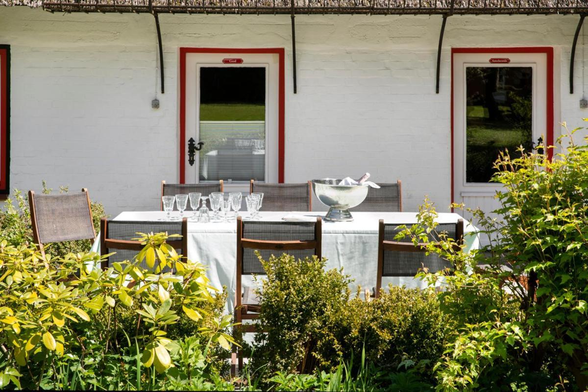 Reetdachhaus mit Nähe zur Ostsee, Außensauna, Spielplatz&großem Garten Manhagen Exterior foto