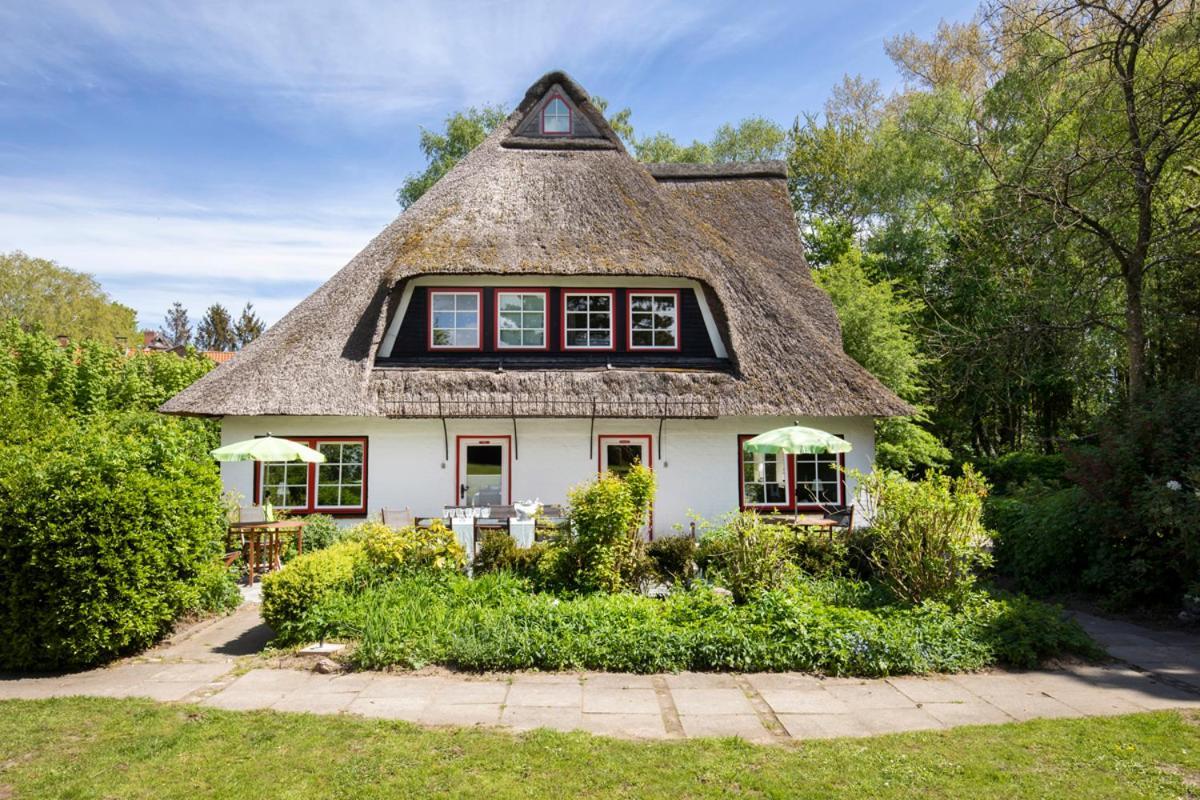 Reetdachhaus mit Nähe zur Ostsee, Außensauna, Spielplatz&großem Garten Manhagen Exterior foto